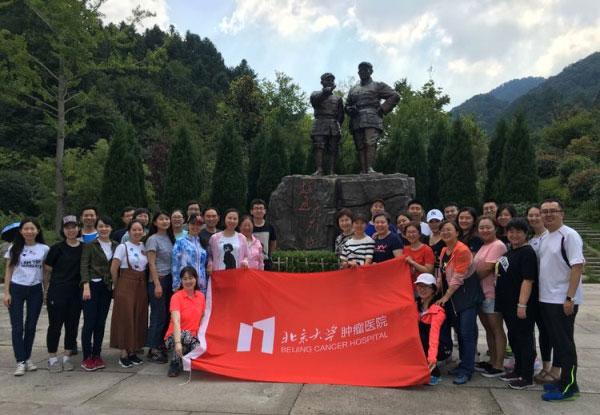 度假的时尚女孩